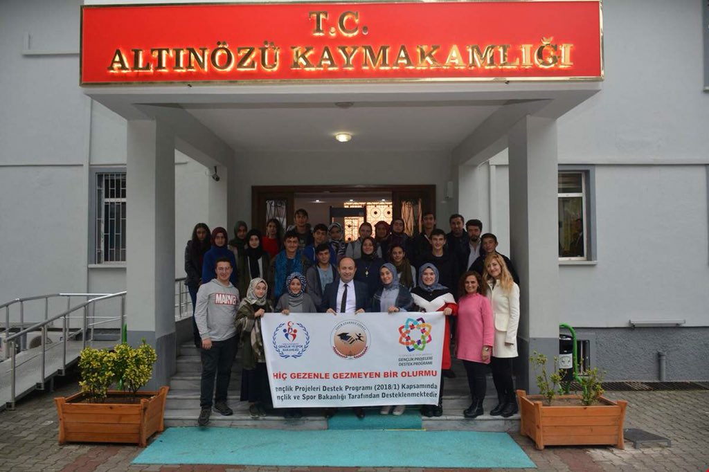 geziprojesi's tweet photo. Hem gezdik hem de ziyaret ettik. İspir fasülyesini götürüp, Altınözü zeytinyağını kaptık. 🤗#GençlikProjeleriDestekProgramı @GSBgenclikproje https://t.co/NUTRM7oz81