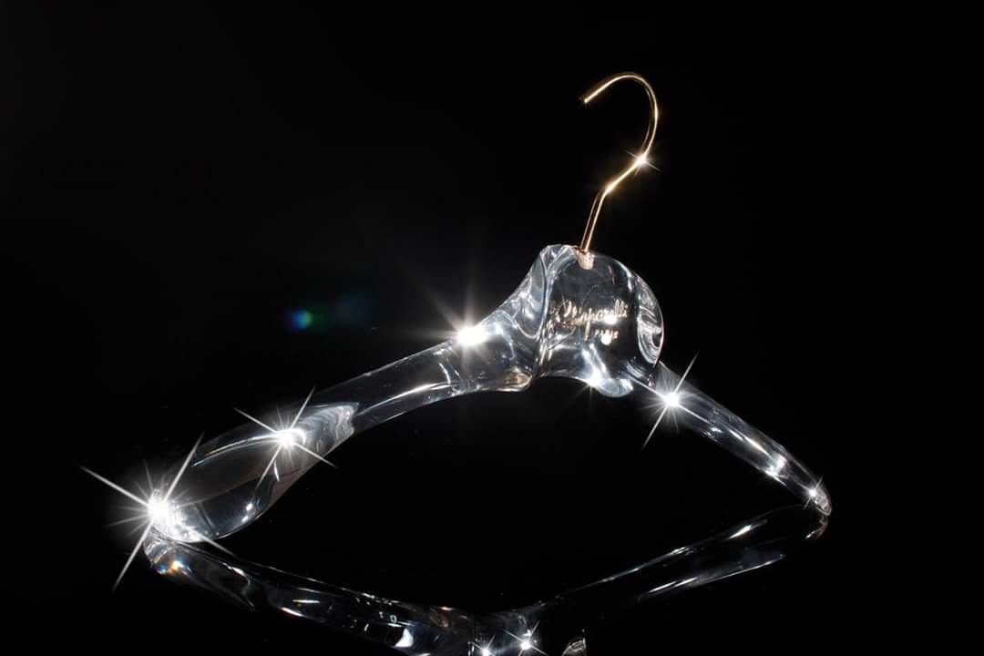 TSuMisura's tweet photo. The transparency of plexiglass carefully bent as a crystal to make each hanger a decorative object to display.
#ToscaniniOfficial #details #toscaninitexture #plexiglass #retail #closet #visualmerchandiser #visual #bespoke #closetstyle #hangers #bestshop #interior #fashion #design https://t.co/z4axeK56hs