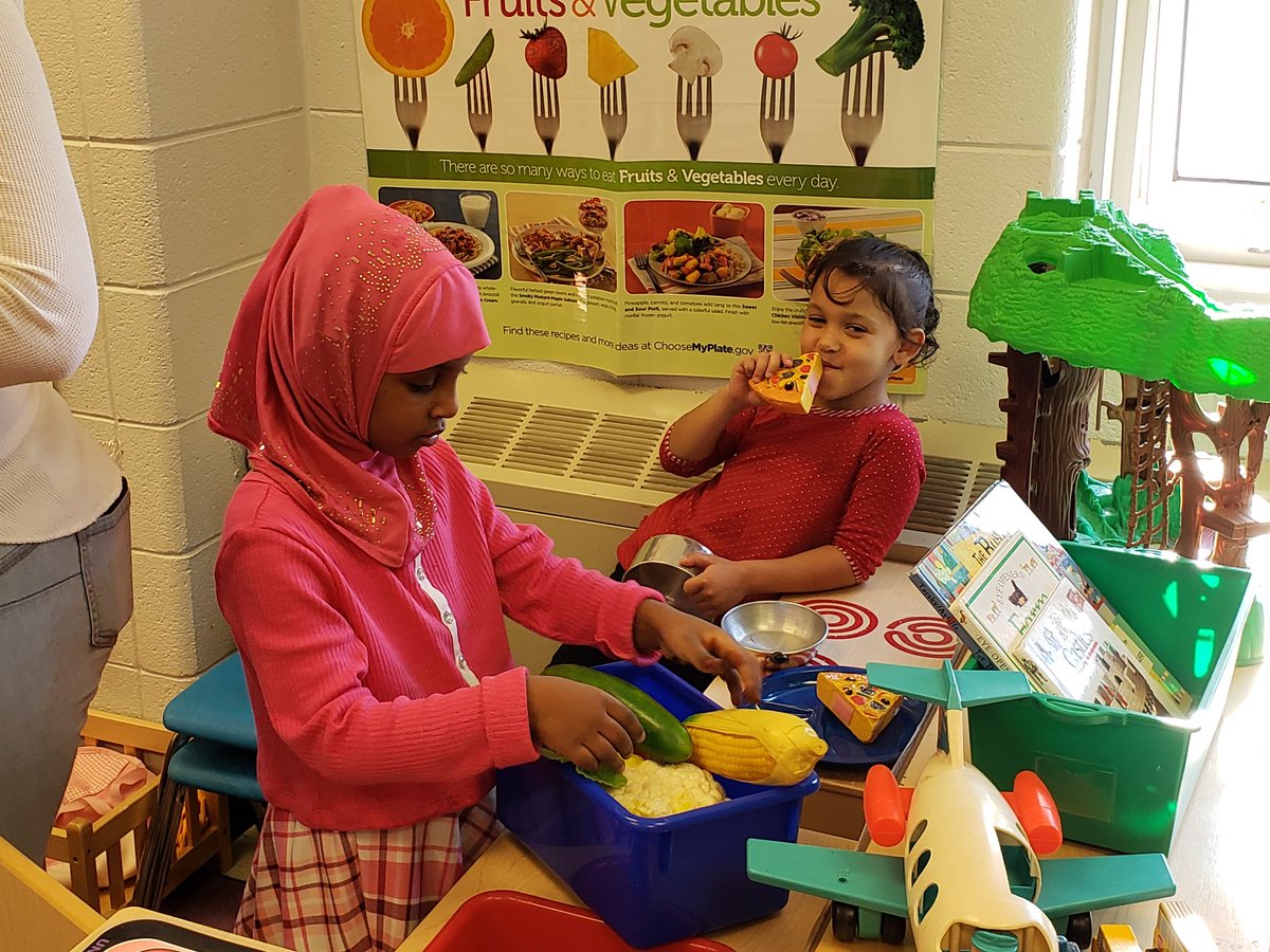 Tonya_Holt71's tweet photo. Ms. Matney's class using their imagination during dramatic play;  identifying numbers &amp; discussion about recycling during self-selected centers! @JCPSEARLY @EarlyMcferran @JCPSKY https://t.co/cyUZuWAQJ3
