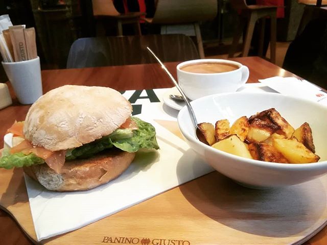 LondonersLondon's tweet image. The #day has been #dictated by my #health so having got on the #Central #Line #Tube fall out at #Bank &amp;amp; #discover #lunch in @panino_giusto. The #new #milano #Panini the #Italian #Smoky comes with #salmon #poachedeggs &amp;amp; is served with #delicious #roastpot… ift.tt/2POKrt5