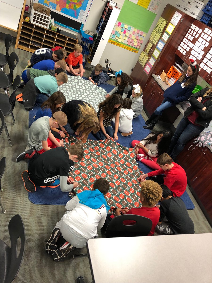 Dickie6My's tweet photo. Lakeview 5th graders are spending their holiday party making Blankets for Project Linus.   ⁦@MEFSELTZER⁩  ⁦@erika_oster⁩ ⁦@LakeviewBobcats⁩ https://t.co/s4qnlYfy6P