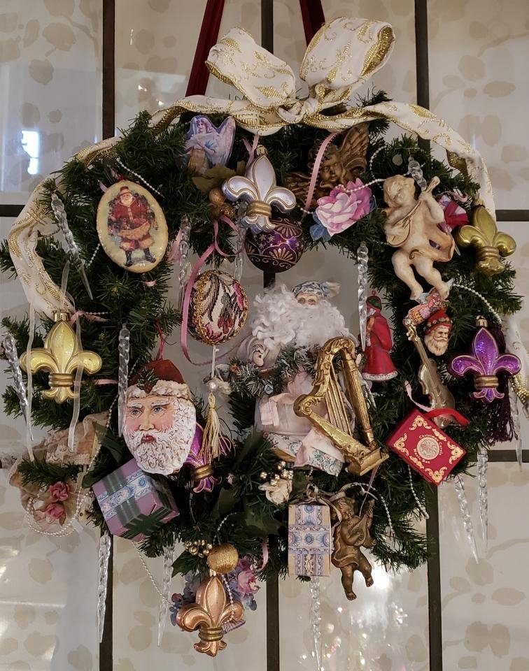 DeniseSCoyleArt's tweet photo. For this #holiday project, I added one of my hand-painted Santa ornaments to my collection of vintage #Christmas items and created a lovely wreath!

New #Santa ornaments available in our #Etsy shop: https://t.co/cdiXhq50uv https://t.co/IJknGLhomk