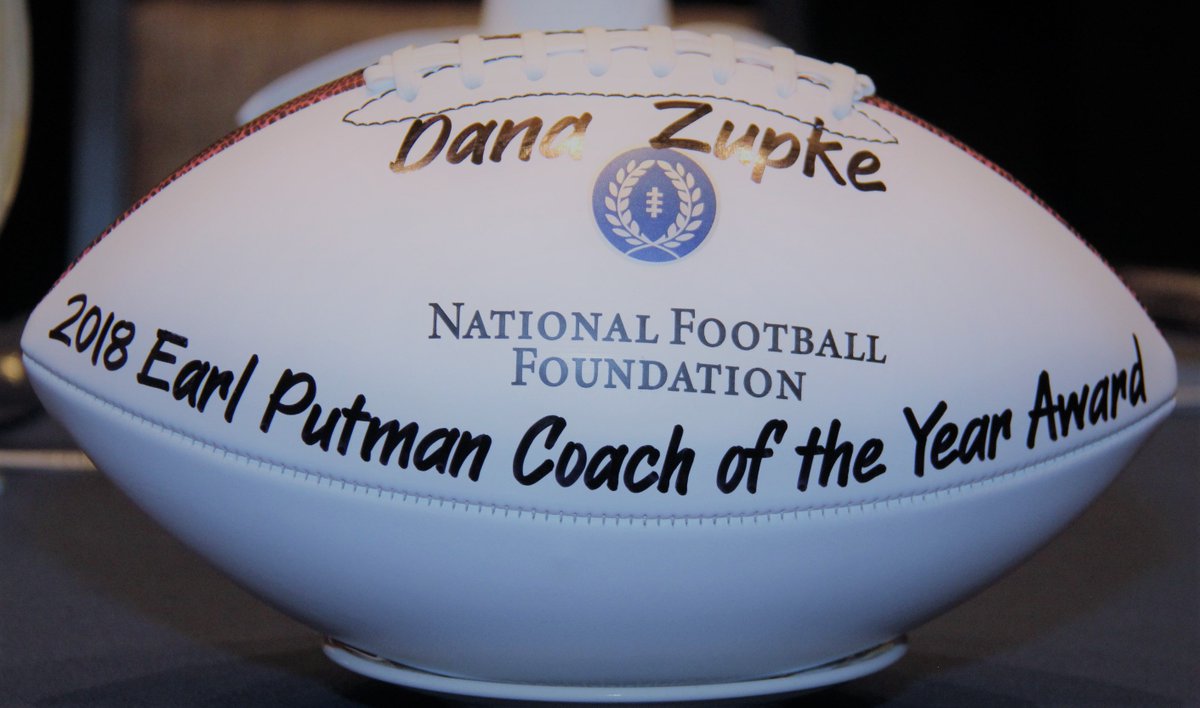 az_nff's tweet photo. Congrats … Coach Dana #Zupke #NFF 2018 #EarlPutman #CoachoftheYearAward @PinnacleSports @GoBigBlue_CFB #AzChampionsLuncheon #AzSportsAwards @MVRocketsFB @ralphamsden @azc_obert @PVUSDATHLETICS @BillRiddleSr https://t.co/nV2U308ekX