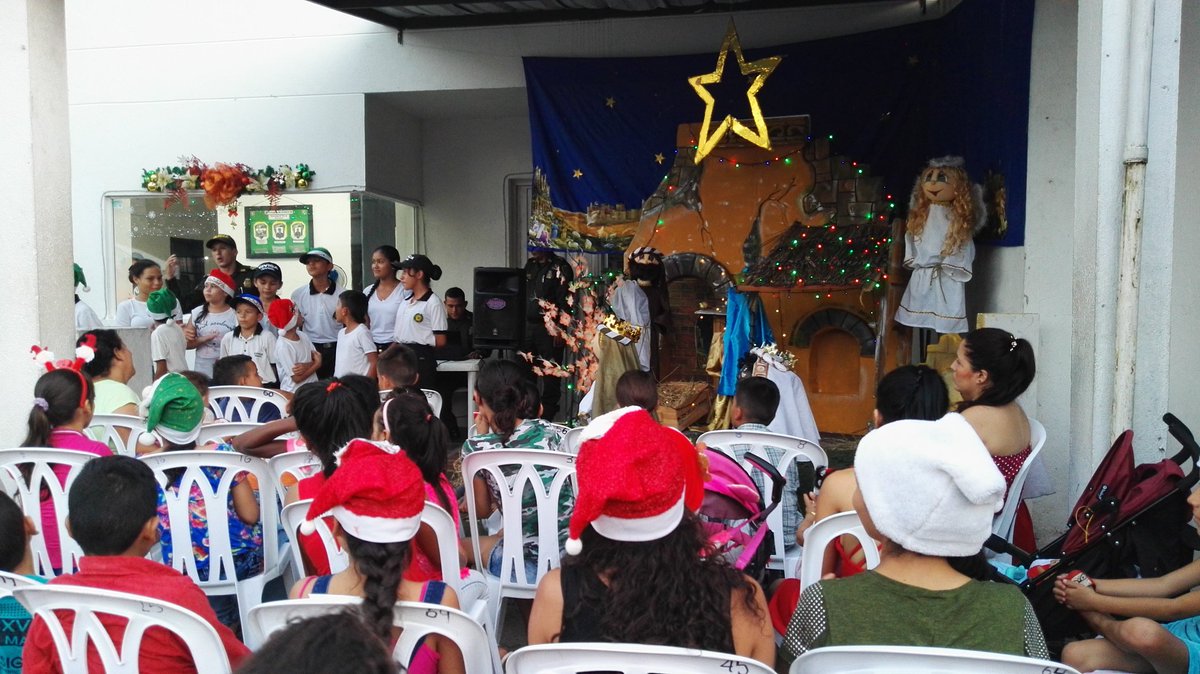 JosePinerez's tweet photo. #Cimitarra llevando alegría y amor a los niños en las novenas de aguinaldo 🎅🏻.@PoliciaStander https://t.co/VytXgIz7eX