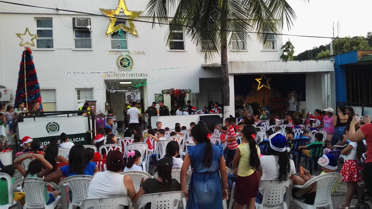 JosePinerez's tweet photo. #Cimitarra llevando alegría y amor a los niños en las novenas de aguinaldo 🎅🏻.@PoliciaStander https://t.co/VytXgIz7eX