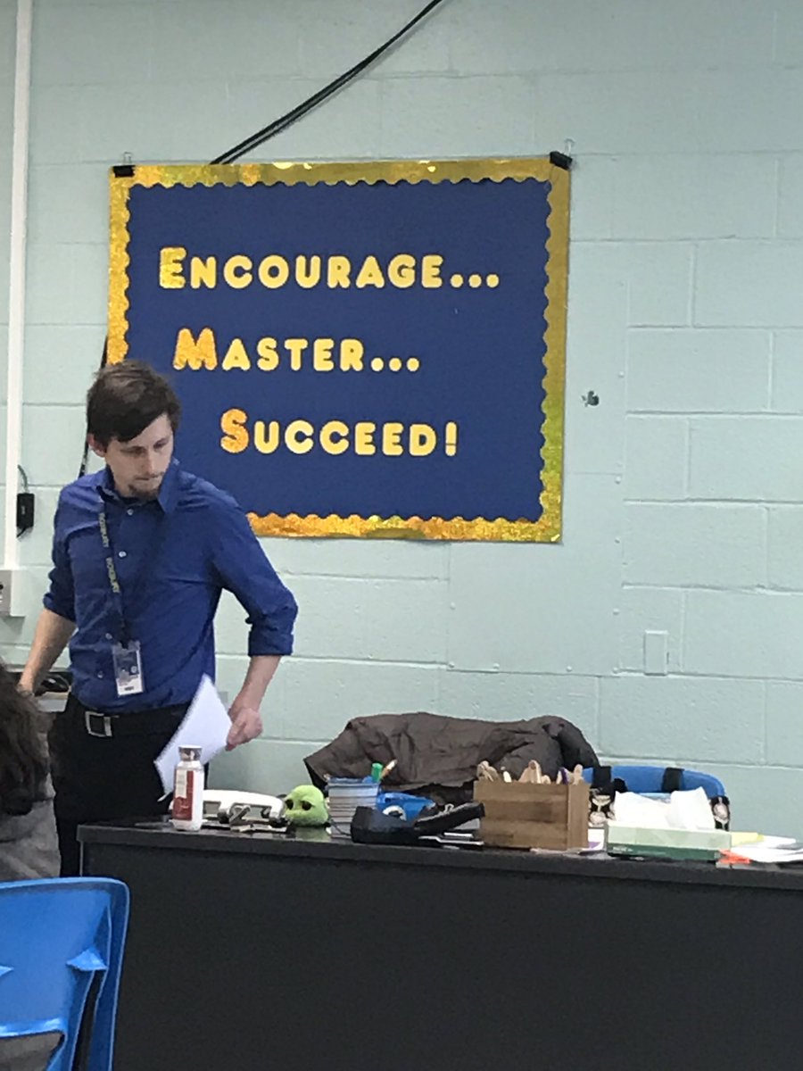 socialstudierox's tweet photo. Thank you Mr. Spier for coming into our civics classes to share your experiences working with refugees in Europe. Thank you Ms. Christiansen for organizing the speaker. @MrGallagherEMS @mitchellsensei @CharlesSeipp https://t.co/ewz6SqumL4