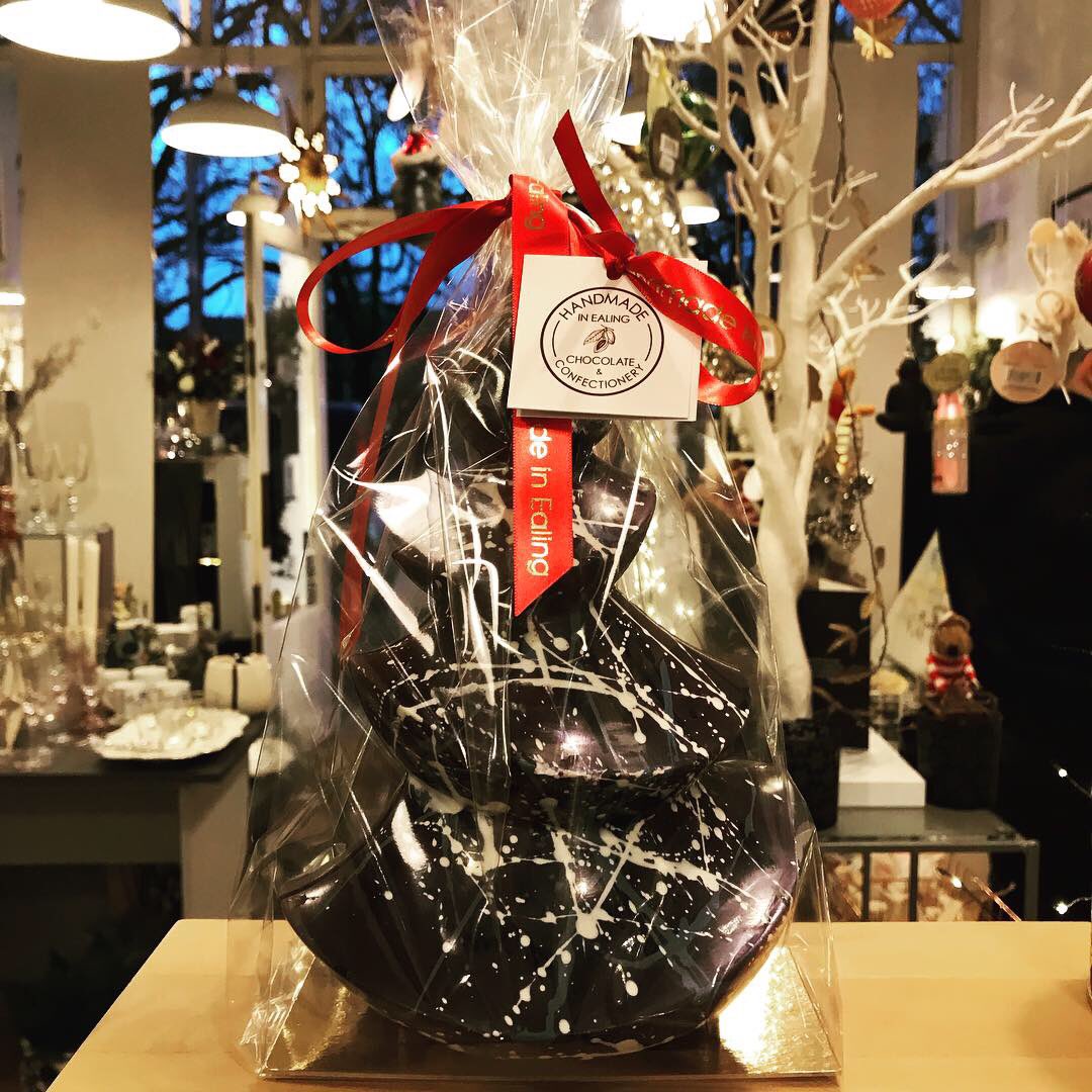 AllOriginalEali's tweet photo. Day 19 • Is it even Christmas if there isn’t some kind of Chocolate? 🍫. @EalingChocs handmade chocolate has you covered for all your cravings or for any Christmas party 🥳 🎄 
#chocolate #christmas #christmasparty #handmade #madeinealing #smallbusiness #ealing #alloriginal https://t.co/koSXtOYlCM