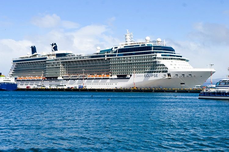 InvertirTDF's tweet photo. CRUCERO ECLIPSE LLEGÓ EN EL PUERTO DE USHUAIA
De bandera maltesa, el mismo traslada más de 5.000 pasajeros. Su amarre en el puerto fue posible gracias a la obra de dragado que impulsó el gobierno provincial.
#InvertirTDF

@RosanaBertone @GobiernoTDF https://t.co/sHuwIGPIAz