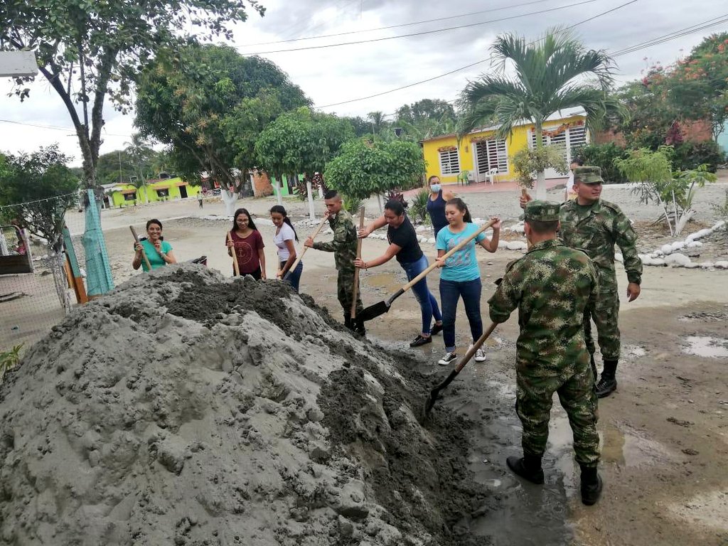 Ejercito_Div4's tweet photo. #SoldadosHorus del #Batallón21Vargas de #SéptimaBrigada en coordinación con la fundación Sembrando Semillas de bendición, realizan la construcción de tanque subterráneo para almacenamiento de agua potable en Granada Meta el que beneficiará a más de 300 personas #HorusEsProgreso https://t.co/LDqoFcyYgO