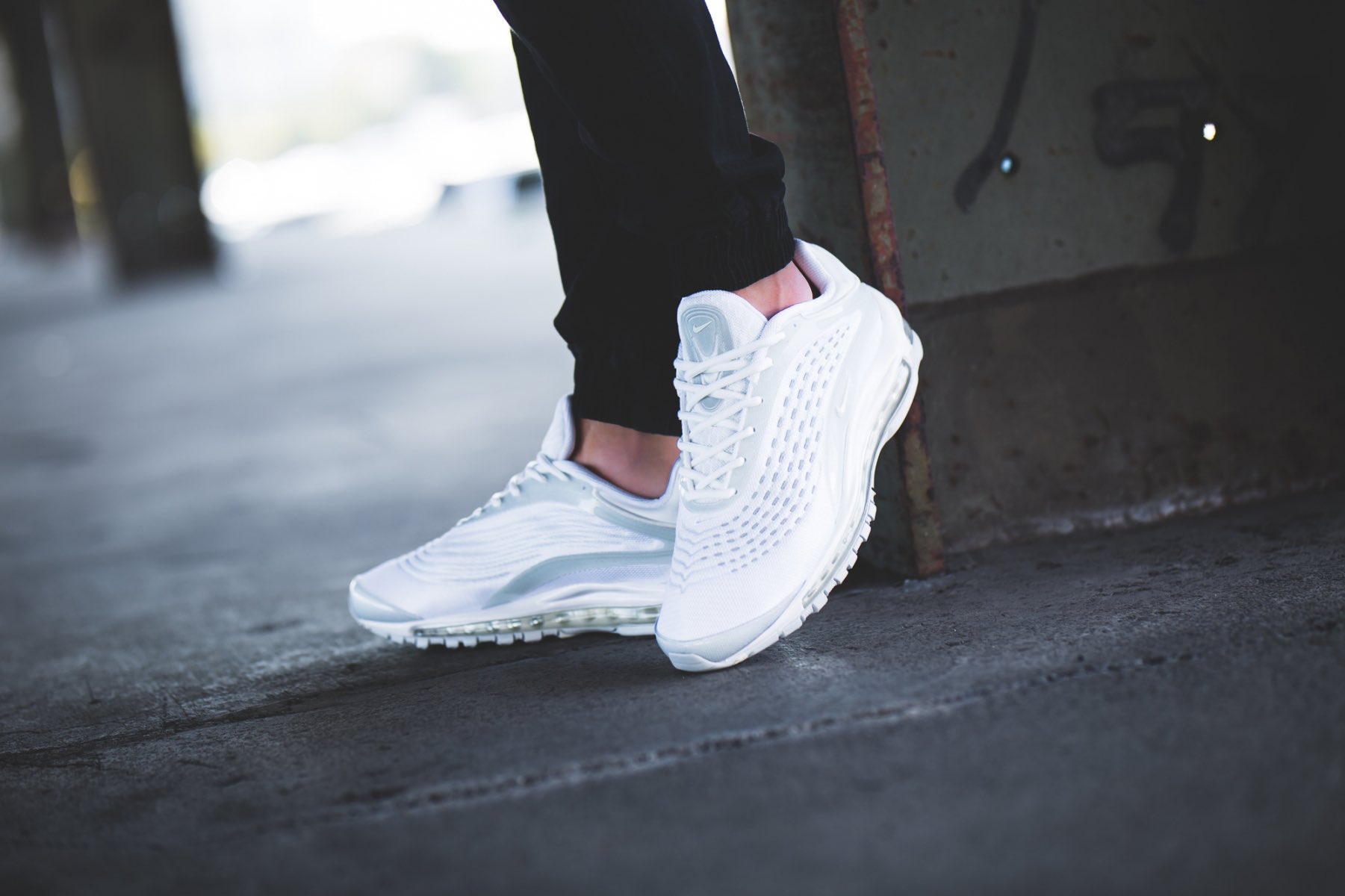 Sneaker Deals GB on X Pure Platinum on the Nike Air Max Deluxe NOW ONLY 87.99 Get them here https t hp4InhTDyY UK7 11 RRP 159.99 https t fQ7THGv86K X