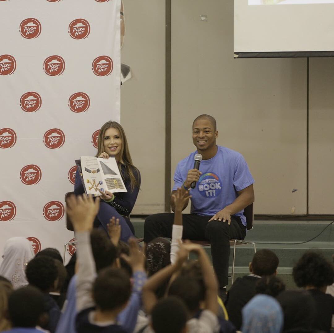 SeaGalBronwyn's tweet photo. Such a rewarding experience working with @pizzahut on their #BOOKIT campaign, teaching children the importance of literacy 🍕📖  Thank you @seahawks for always allowing us the chance to make a difference ✨ #GoHawks #2018SeaGals https://t.co/DXX7apMECA