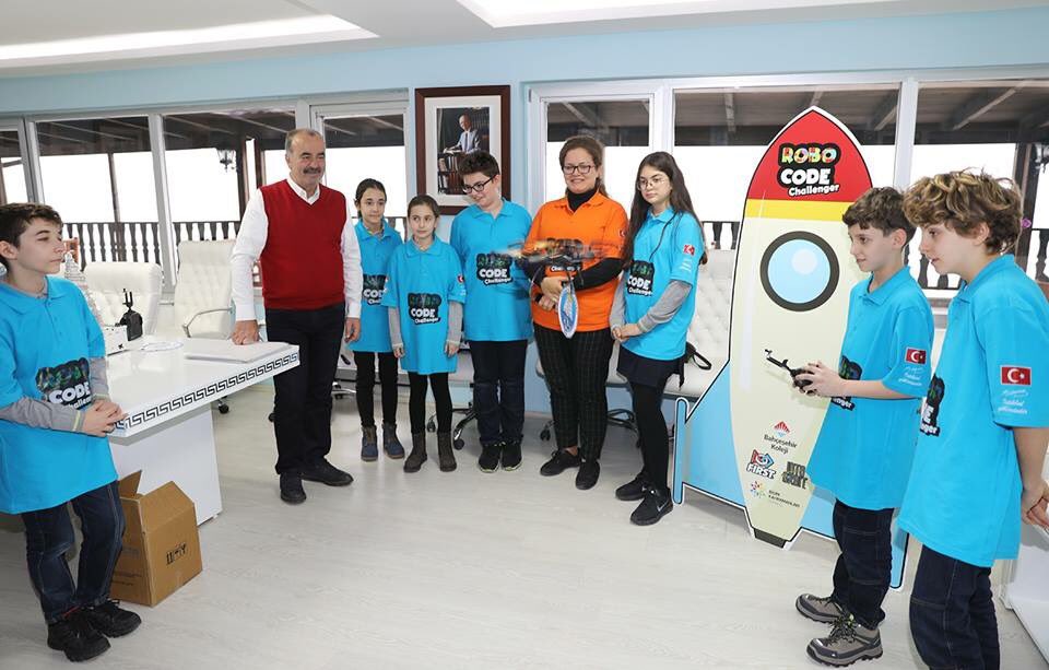 BahcesehirBursa's tweet image. #Robocode FLL takımımız Mudanya Bld. Başk. sn. Hayri Türkyılmaz'ı ziyaret ederek projelerini sundu. Araştırdıkları projeleri derinleştirerek Türkiye Patent Enstitüsüne başvuracaklarının müjdesini veren öğrencilerimiz Türkiye'ye gelecekte katma değer sağlayacaklarının sözünü verdi