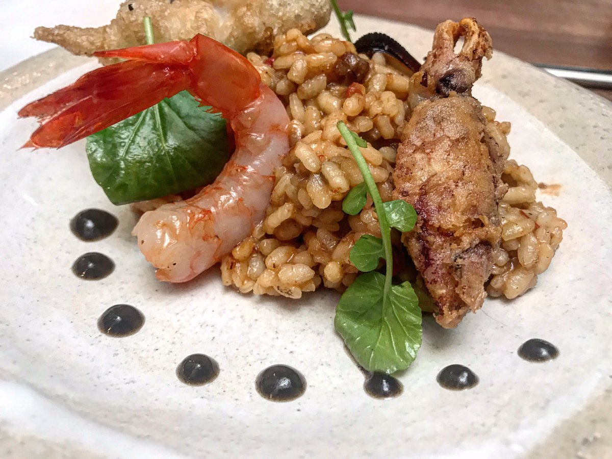 Arroz meloso con noisette de gamba roja y ostra frita. Una de las opciones “para continuar” de esta semana. 
#andreugenestra #menumigdia #gastronomia #menugourmet #altacocina #Palma #Mallorca #arroz #gambaroja #ostra #bibgourmand2019 #michelinrestaurant #michelinstarchef
