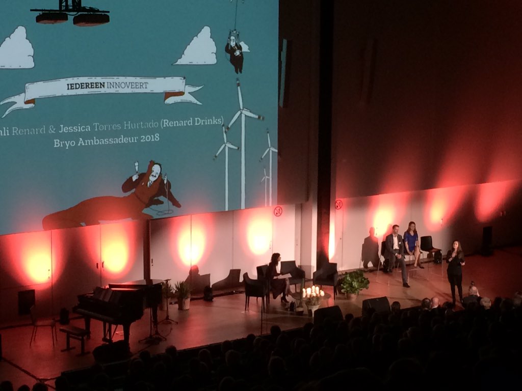 Viola_VDL's tweet photo. Magali Renard van #renarddrinks roept bedrijven op om innovaties te delen met de wereld. Open innovatie for the win 💪 #innovation #openinnovation Top @VOKA_bryo ambassadeurs voor @VOKA_OVL op de #Ambitie2019 nieuwjaarsreceptie https://t.co/KikpsrlwuA