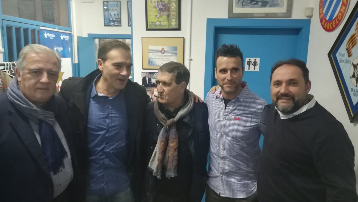 JoseLuisCerroF's tweet photo. Un placer acompañar a la @BlancBlavaDespi en el fantástico acto de presentación del libro 'Corazón Perico' obra de @xavierensenyat y Juan Pedro Martínez. Un lujo compartir tertulia con grandes pericos de la talla de Rafa Marañón, Iñaki, @fdezteixido y Mao Ye. #Rcde #CorPerico https://t.co/f4dnaGULUX