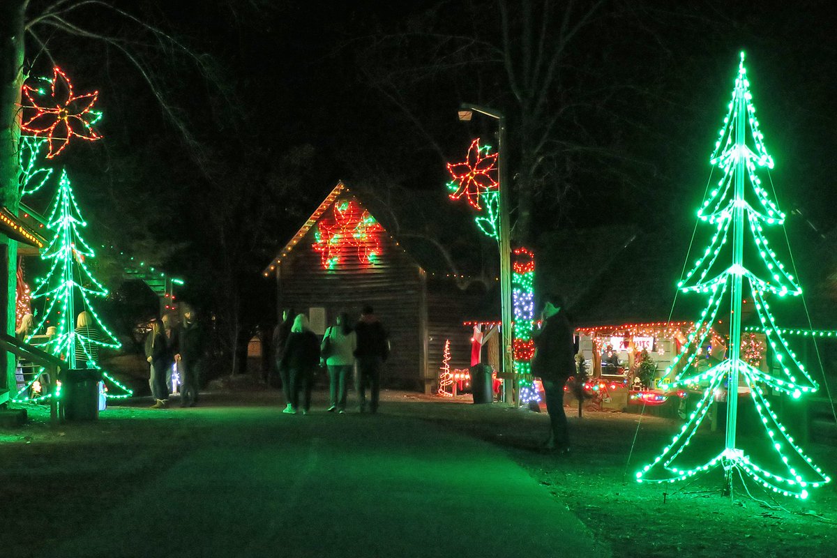 For magical twinkling lights, food, music and tons of Christmas cheer for the whole family, Mountain Country Christmas in Lights is the place to be! Learn more about the event here:  ow.ly/p2W530mQr8P #Christmas #golakechatuge #Hiawassee
