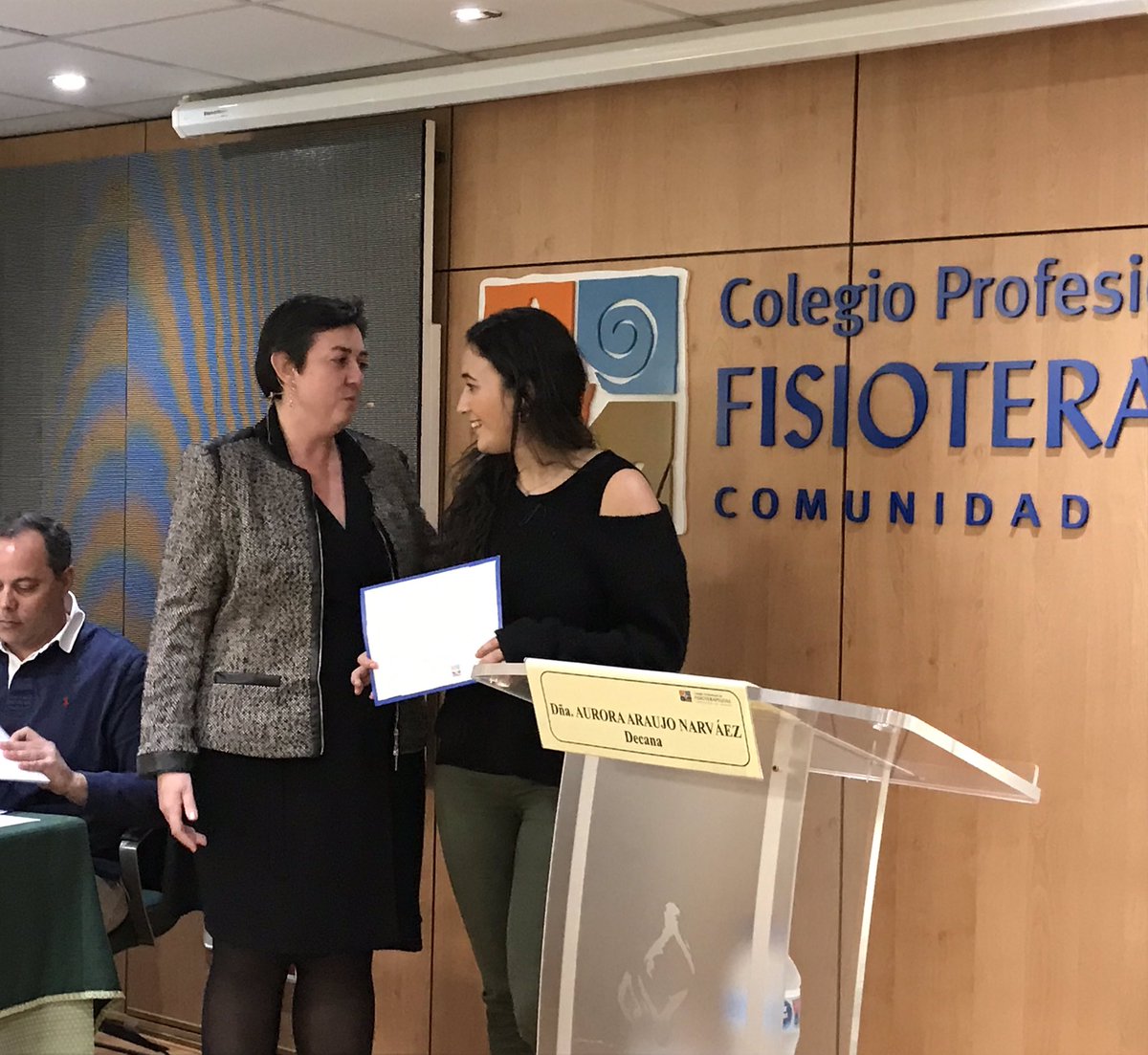 Gustavo Plaza, vocal V, ha anunciado el premio al mejor TFG, concedido a Celia Vidal Quevedo, y entregado por <a href="/amdaraujo13/">Aurora_Araujo #YoSoyFisioMad</a>, decana del <a href="/cfisiomad/">CP Fisioterapeutas Madrid | #somosloquenecesitas</a> ¡Enhorabuena!