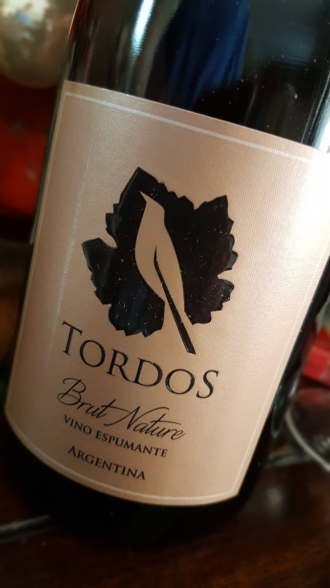 Mi primera #Burbuja recomendada para estas Fiestas!
Desde los Valles Calchaquíes. 
Tordos Brut Nature : 70% Tocai (sauvignonasse) (Tolombón) / 30% Malbec (Cafayate)
Ideal para armonizar una comida

@PacoPuga1 @MostoHerido @tordoswines  @degege 
Lo conseguis en @ombuesperanzaOK