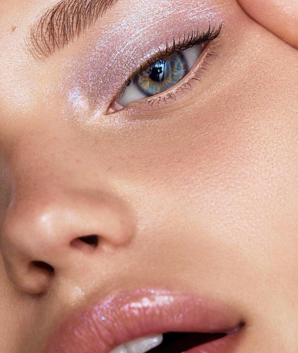 Keeping skin moisturized in the Winter months is so important! If the cold weather is drying out your face, here’s a tip: use tinted moisturizer (I recommend <a href="/facileskin/">Facile</a>’s tinted facial sunscreen😏) to help offset any side effects of exposure to winds and cold temperatures!