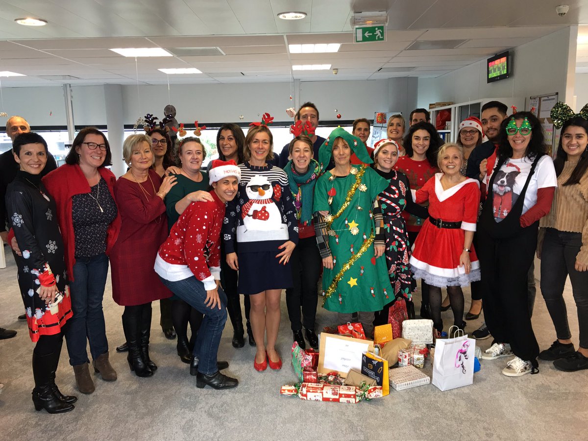padum47's tweet photo. Les Domaines E.P.S de l'#AgenceCréditBordeaux du #GPACGSO ont fêté Noël dans un esprit convivial et festif avec une distribution de cadeaux et une remise de prix pour le plus beau costume et la plus belle déco de Noël  #Convivialité  #GoodPlaceToWork #EspritdEquipe #BDDFOps https://t.co/C153YO0wpR