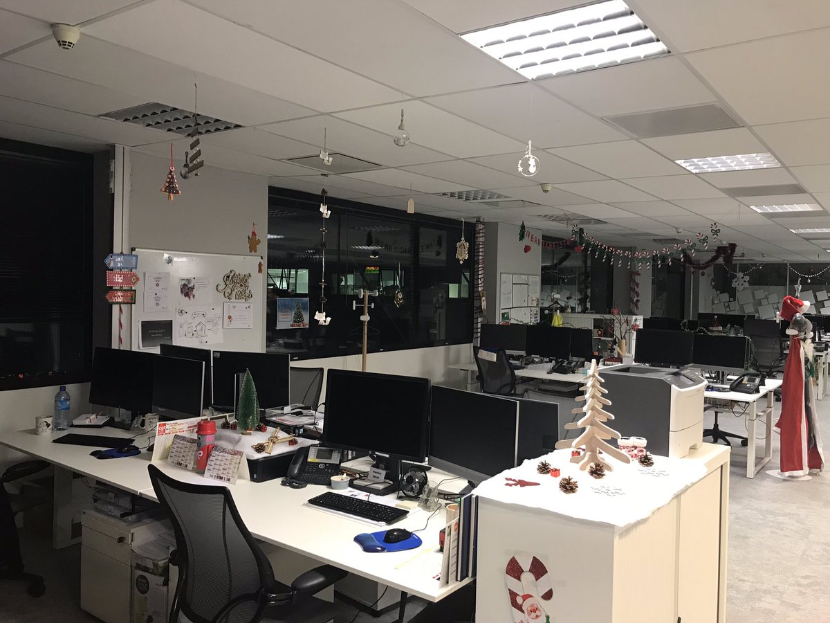 padum47's tweet photo. Les Domaines E.P.S de l'#AgenceCréditBordeaux du #GPACGSO ont fêté Noël dans un esprit convivial et festif avec une distribution de cadeaux et une remise de prix pour le plus beau costume et la plus belle déco de Noël  #Convivialité  #GoodPlaceToWork #EspritdEquipe #BDDFOps https://t.co/C153YO0wpR