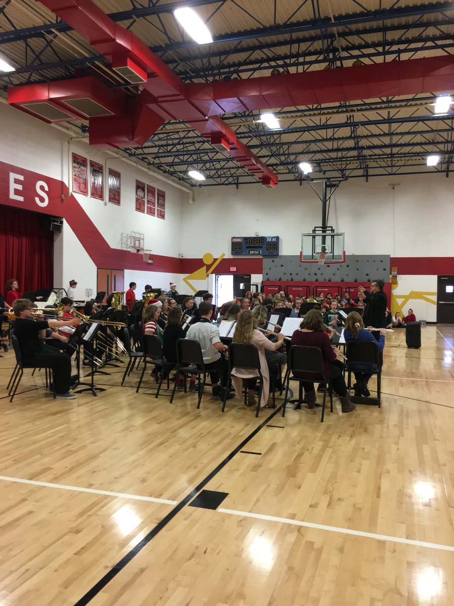 mariadbobo's tweet photo. The incredible HMS band! 🎄❄️❤️👏 #hmstntribe #slytherindian https://t.co/mr2bltwQtH