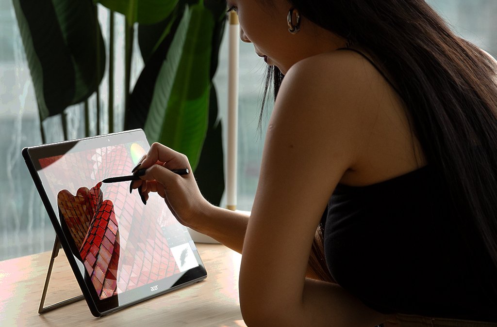 AcerAmerica's tweet photo. Write and draw precisely and naturally on the #Switch7 Black Edition—built with an auto-retractable kickstand and stylus featuring @Wacom technology: https://t.co/xLpY4KuNNQ #MakeYourMark https://t.co/k1hVweKeso