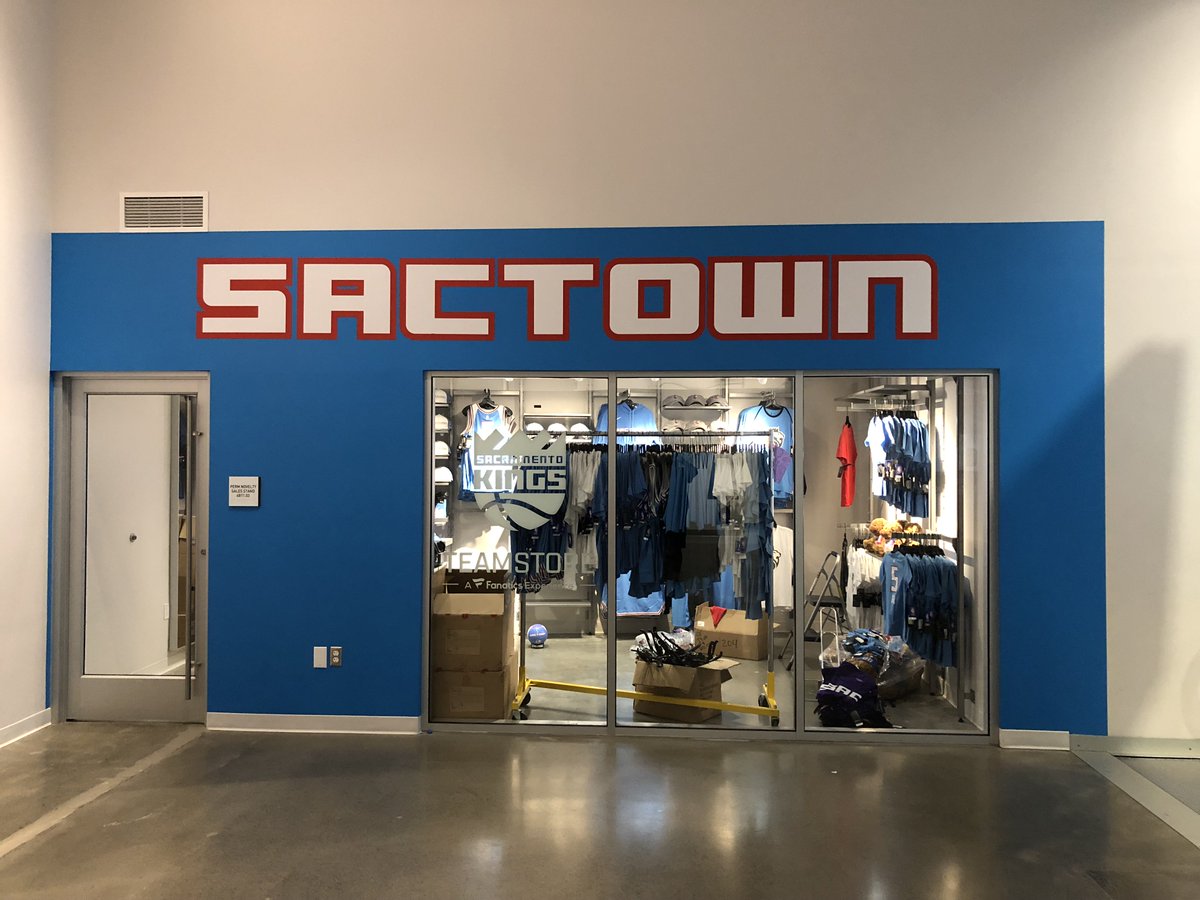 ferraricolor's tweet photo. Boring storefronts are never a good idea. Get some graphics like @SacramentoKings did in this Sactown store! #sactown #sacramentokings #ferraricolor https://t.co/GwjUmxknS3