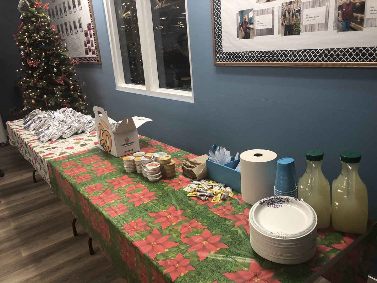 CrystalR3159's tweet photo. #AuntieAnnes #Lowes #BayShore #Sogood #fun #Workfun #EmployeeAppreciation @forrest1709 @AliceLC17 @l_abbatecola @Legler1363 https://t.co/el8BQRmfxp