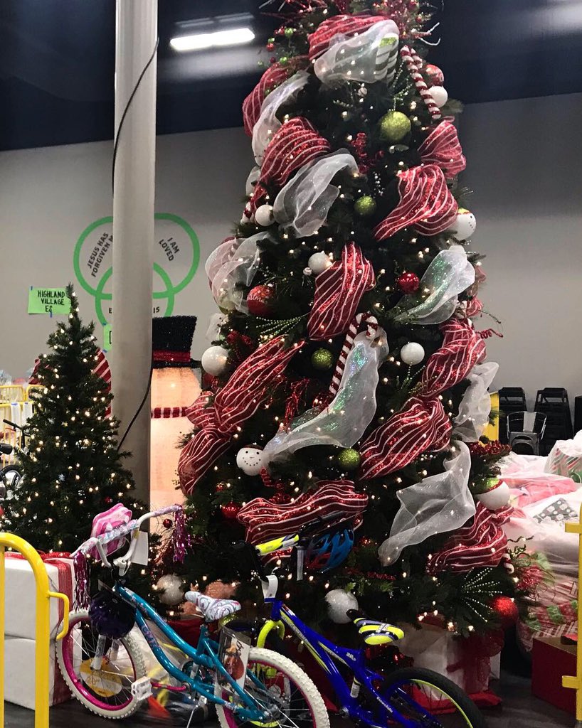 IvieInc's tweet photo. That’s a wrap (pun intended). 🎁 Some of our associates volunteered their time to wrap presents for the LISD Angel Tree — all of which go to children that are less fortunate this holiday. https://t.co/j4n0kUXWpL
