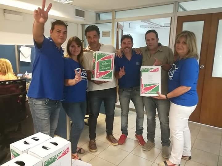 macasol87's tweet photo. Entrega de cajas navideñas a los afiliados, nuestro querido gremio SIEMPRE junto a los trabajadores. GRACIAS #APOPS 
#SomosAPOPS #FabreConduccion #UDATBahiaBlanca 
💪🏽🇦🇷🥂🎄 https://t.co/dBjIsVPQYK