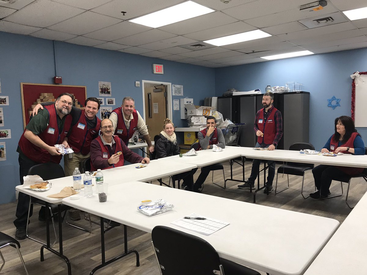 forrest1917's tweet photo. Bay Shore Lowes associate appreciation holiday  event round two— auntie Ann pretzels 🥨!!!!!! #soyummy. @Legler1363 @l_abbatecola @CrystalR3159 @AliceLC17 https://t.co/ItEJKV0uy5