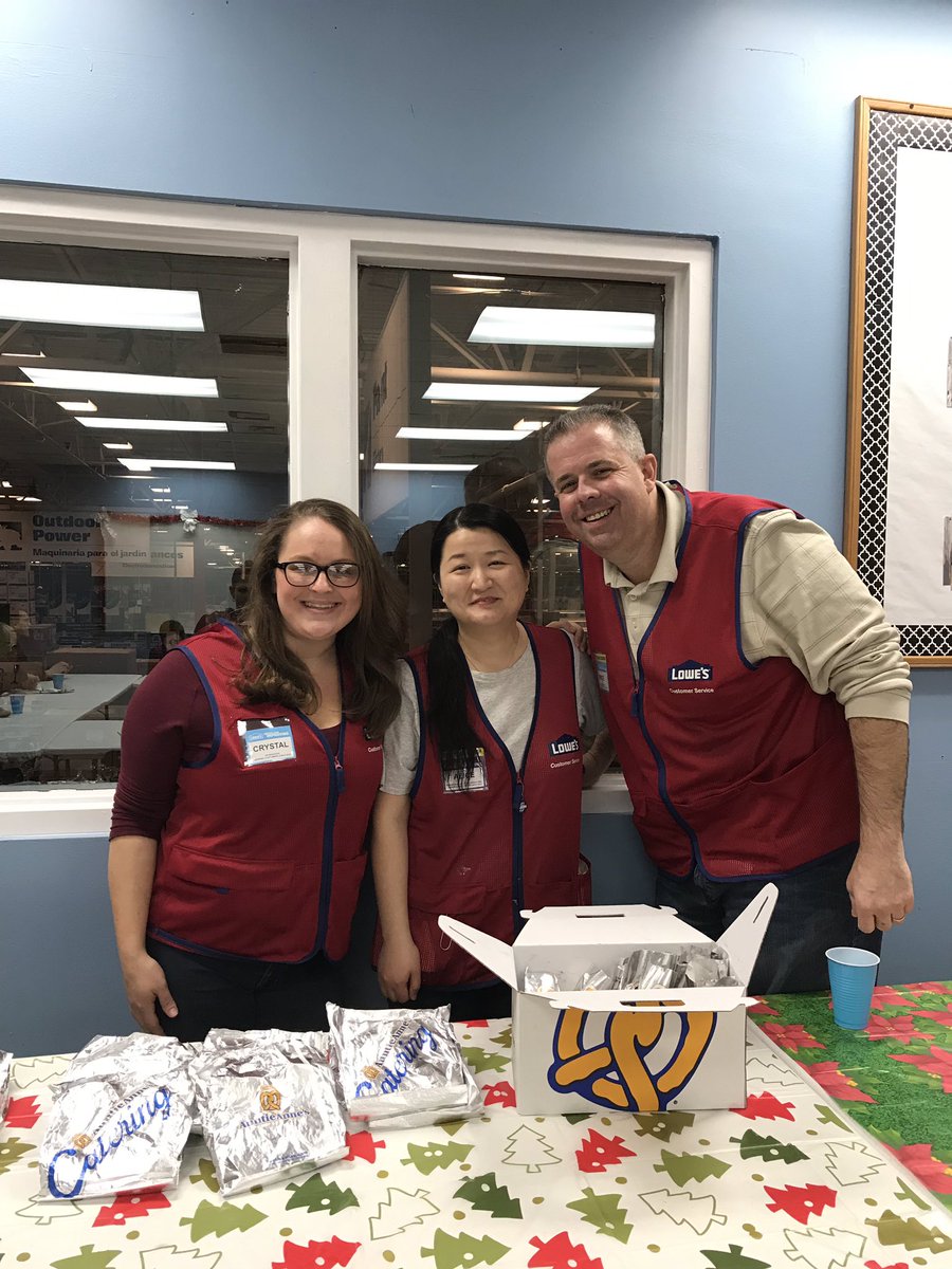 forrest1917's tweet photo. Bay Shore Lowes associate appreciation holiday  event round two— auntie Ann pretzels 🥨!!!!!! #soyummy. @Legler1363 @l_abbatecola @CrystalR3159 @AliceLC17 https://t.co/ItEJKV0uy5
