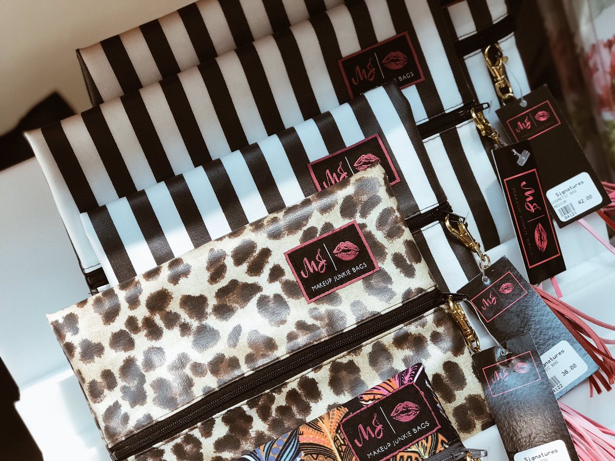 shopsignatures's tweet photo. 12 Days of Gift Ideas: DAY 12: Makeup Junkie Bags ✈️ Travel efficiently and in style!! https://t.co/VIGTxYpKyT