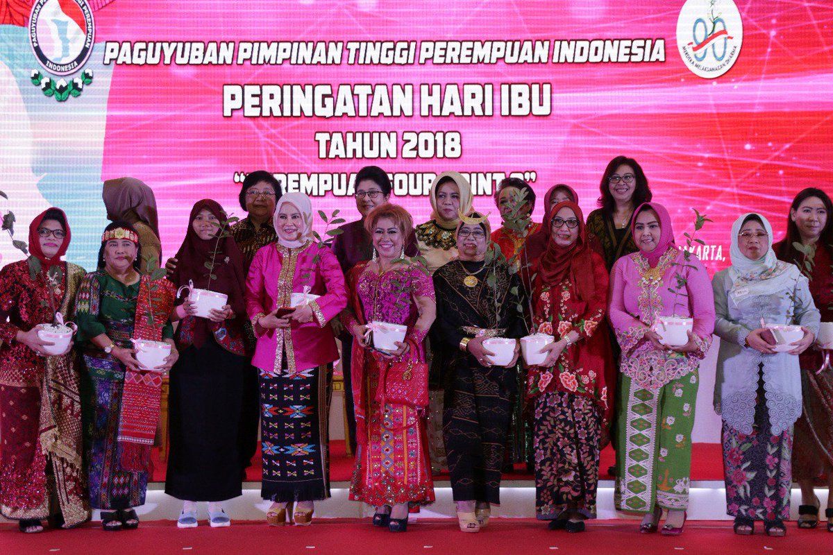 WowChannelz's tweet photo. Anna Mariana Berikan Pelatihan Menenun Kepada Warga Binaan Perempuan di Seluruh Lapas: Anna Mariana bakal punya kesibukan baru. Ia mendapat tawaran memberi pelatihan menenun kepada warga binaan perempuan di seluruh Lembaga Permasyarakatan di Indonesia https://t.co/Rkvw4ZGpru https://t.co/FpvEIZ6F5B