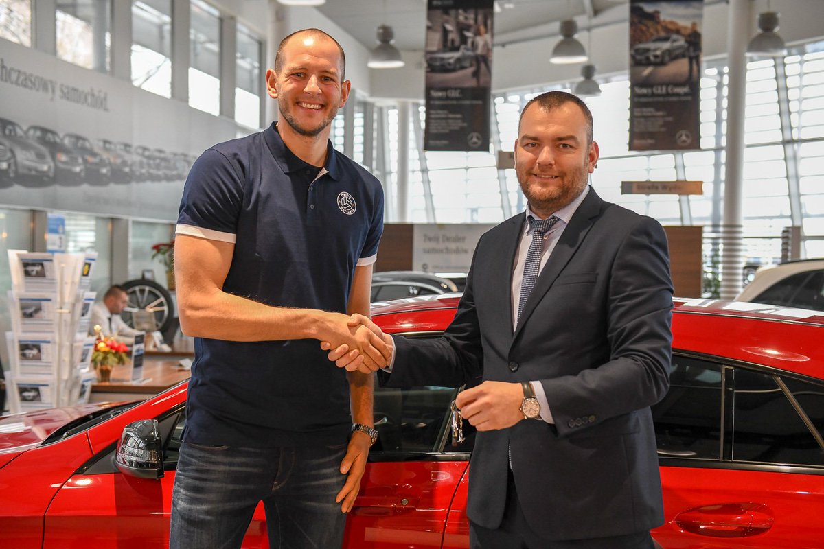 projektwarszawa's tweet image. Od dziś na ulicach Warszawy będzie jeszcze łatwiej poznać Bartka Kurka 😀 #MBMotors #MercedesBenz
📸 Jakub Ćmil