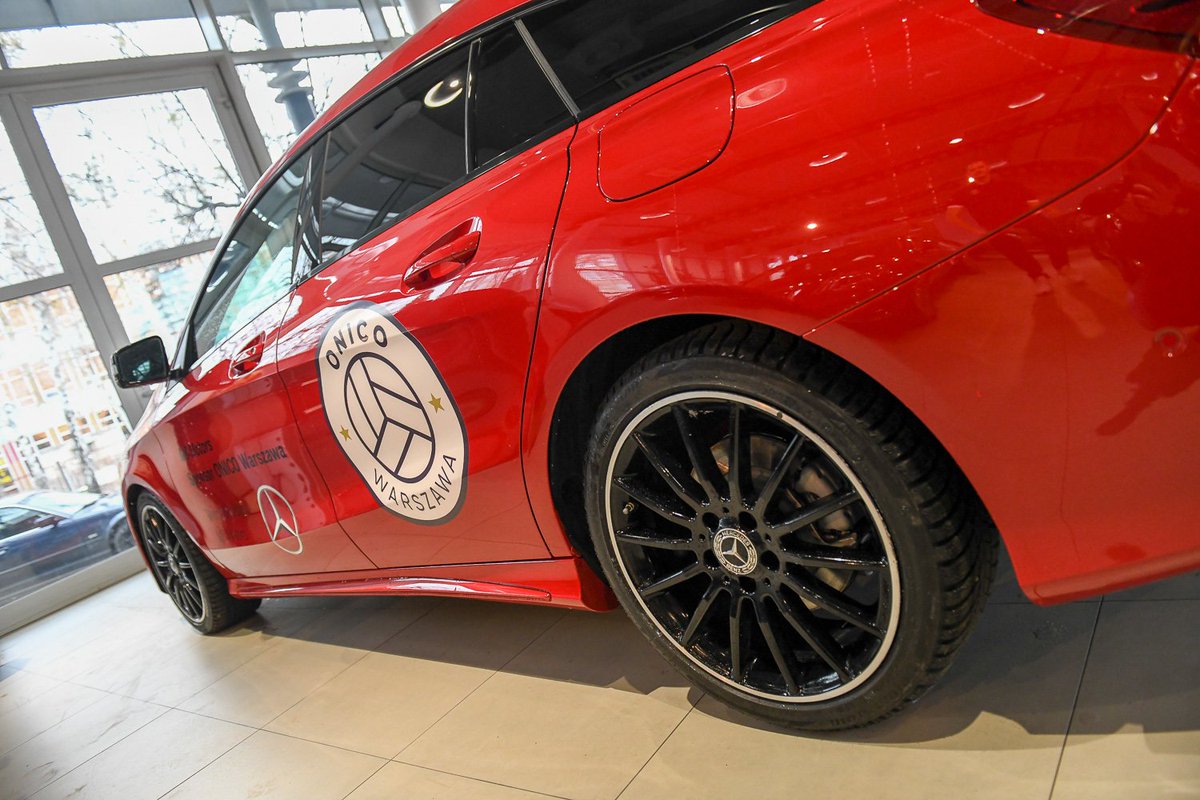 projektwarszawa's tweet image. Od dziś na ulicach Warszawy będzie jeszcze łatwiej poznać Bartka Kurka 😀 #MBMotors #MercedesBenz
📸 Jakub Ćmil