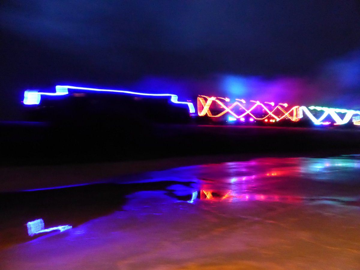 mydevonholidays's tweet image. You can get some good pictures of the 'Train of lights' from Goodrington Sands beach - a little gathering has appeared each night - but don't forget to check the schedules... @50plusinfobus #OMGB @TourismTweetsGB @VisitDevon @GreatDevonDays #UKHoliday2017 #BoostTorbay @Devon_Hour