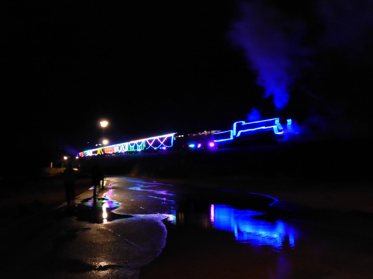 mydevonholidays's tweet image. You can get some good pictures of the 'Train of lights' from Goodrington Sands beach - a little gathering has appeared each night - but don't forget to check the schedules... @50plusinfobus #OMGB @TourismTweetsGB @VisitDevon @GreatDevonDays #UKHoliday2017 #BoostTorbay @Devon_Hour