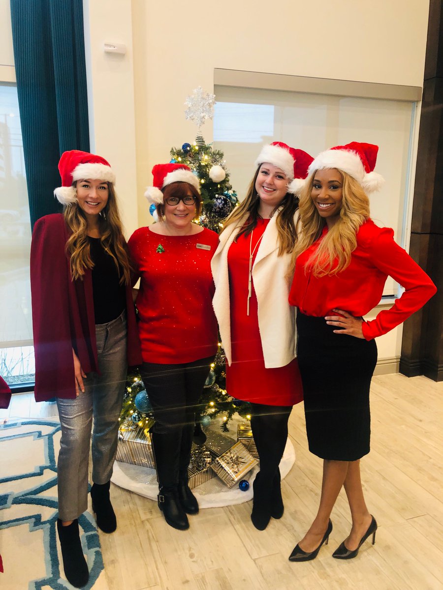 Give the gift of smiles this season - take a cue from our team at <a href="/TheBriscoeApts/">The Briscoe Apts</a> 
😁
#HappyHolidays #LMCHoliday2018 #Proud2BeLMC
