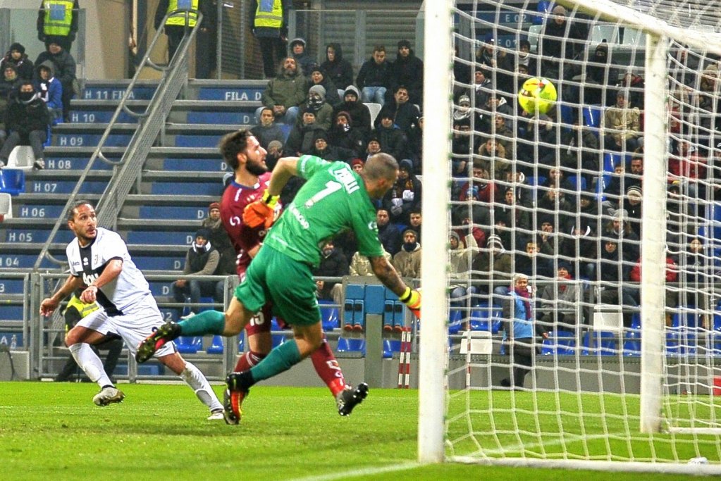 1913parmacalcio's tweet photo. Finisce il primo tempo: i Crociati sono in vantaggio a Reggio Emilia grazie ai gol di #Giorgino e #Baraye 🔥💛💙

#ReggianaParma 0-2 
#DerbyTimeMachine ⏪⚽️ https://t.co/0U4S21nZ83