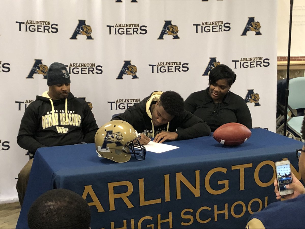 Congrats to <a href="/Kenneth_Walker9/">𝒦ℰ𝒩𝒩ℰ𝒯ℋ 𝒲𝒜ℒ𝒦ℰℛ ℐℐℐ🤍</a> for signing with Wake Forest University today!!