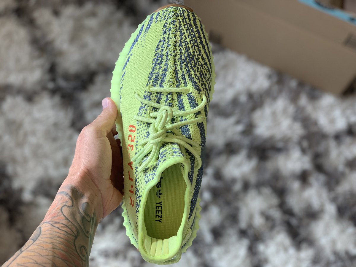 Islandsnkrs's tweet photo. Happy to finally add these bright mfβs to the collection π βοΈ π¦ These WILL be in the rotation. Appreciate the quick ship #yeezysupply #YEEZYBOOST350V2 #frozenyellow #boost https://t.co/dl86F9Tb27