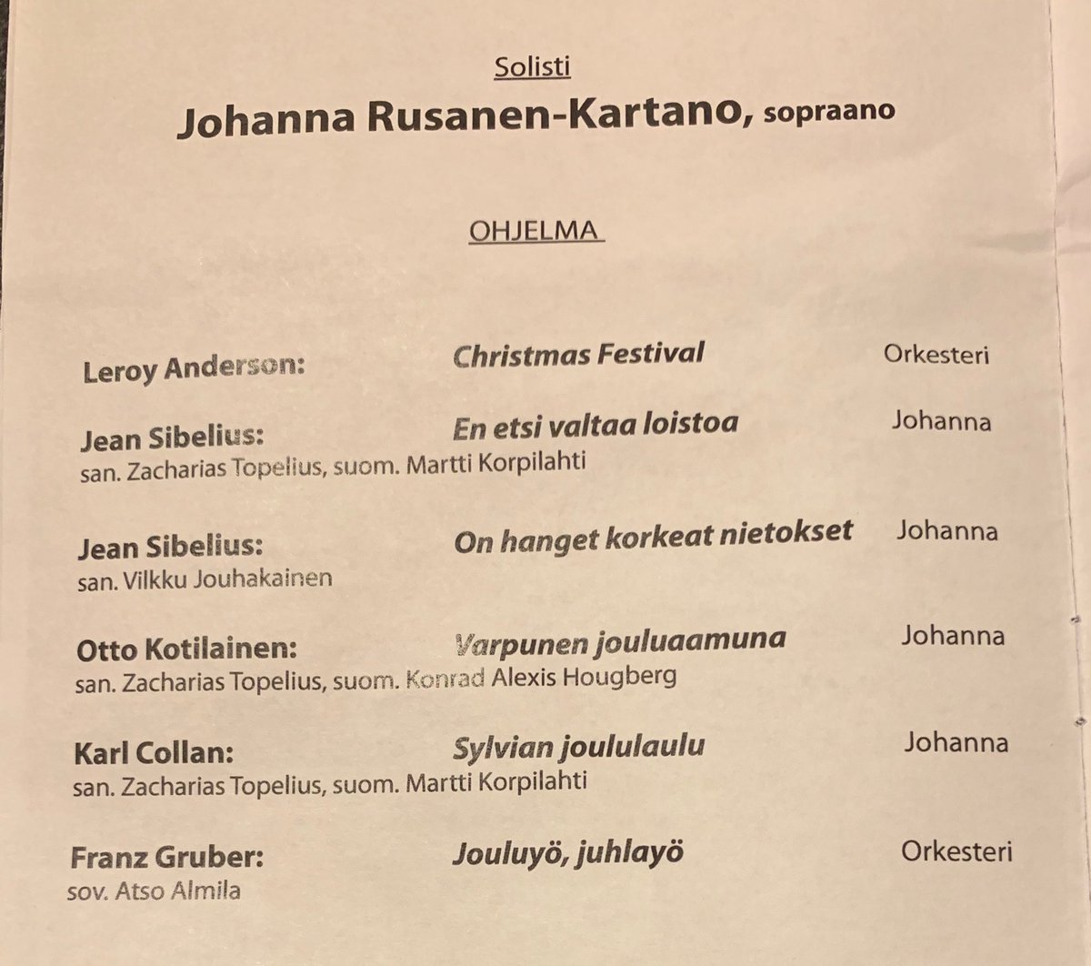 Kävinpä tänään Kotkan kirkossa kuuntelemassa rakastamaani #Kymisinfonietta’a ja loistavaa Johanna Rusanen-Kartanoa. Jouluyö, juhlayö (ainoa, jonka ”osaan” soittaa banjolla) esitettiin sovituksena, jota en ole ennen kuullut.