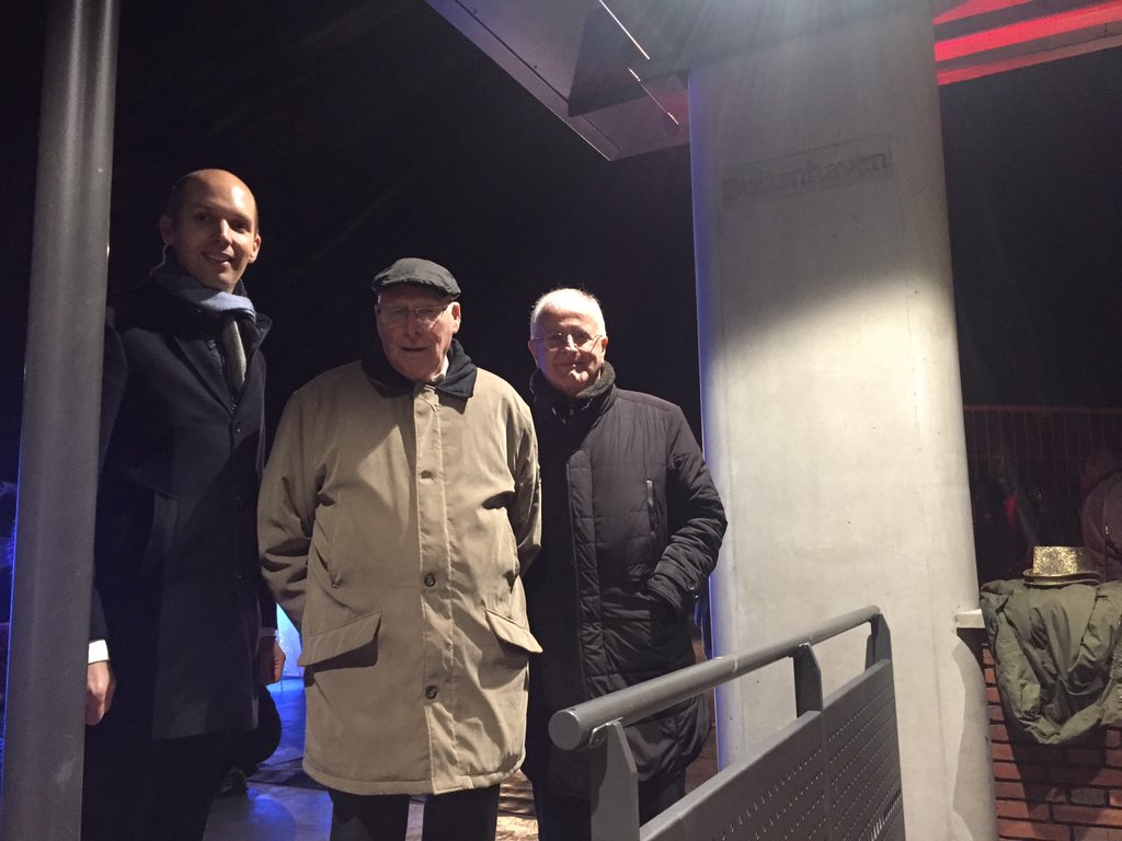 bortkoelewijn's tweet photo. Vanavond opende wethouder @GeertMeijering samen met omwonende dhr Selles als eerste (gratis) parkeerders de nieuwe parkeergarage Buitenhaven in Kampen.Met ontwerpers van Buro https://t.co/PRhOAiXaDC Boelhouwers en Fokkink en  Adriaan Visser van aannemer Hegeman trots op resultaat https://t.co/xXRNWlj3Sl