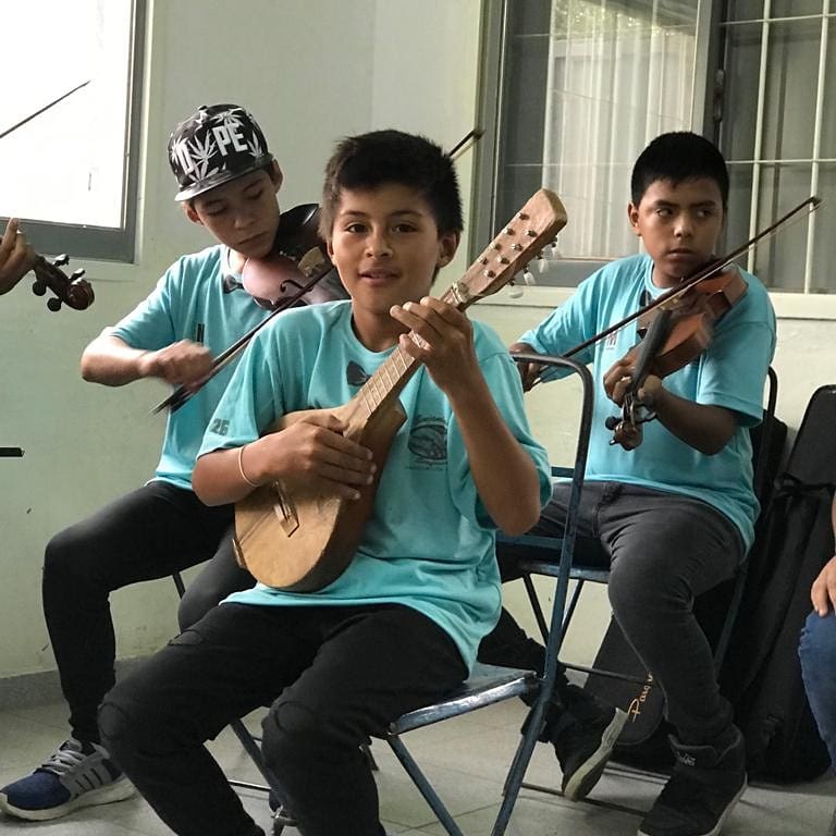 portacomar's tweet photo. Celebramos juntos el cierre de un año de crecimiento comunitario, a través de proyectos que unen la niñez, la música y la recreación 🎵🎻❤
 #PortaYLaComunidad #Porta #PortaHnos #Benjaminos @RecreoSlow https://t.co/aNP10WEfRl