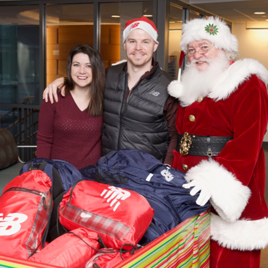 TheJimmyFund's tweet photo. Thank you to Santa Claus and his holiday helper Jimmy Fund Captain Brock Holt for bringing cheer to patients at @DanaFarber's Jimmy Fund Clinic! 🎅❤️🎁 https://t.co/nwjB45cTy2