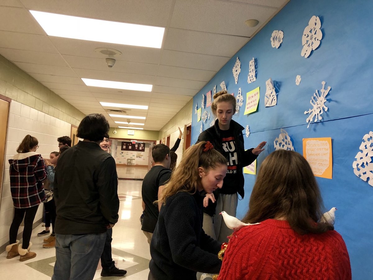 lhsdriveredclub's tweet photo. Door decoration competition! Great work Drivers Ed Club! #stayalertaccidentshurt #winterweatherdriving #besafe #takeprecautions #nodistractions 🚘☃️ https://t.co/Sur8hxEFYB