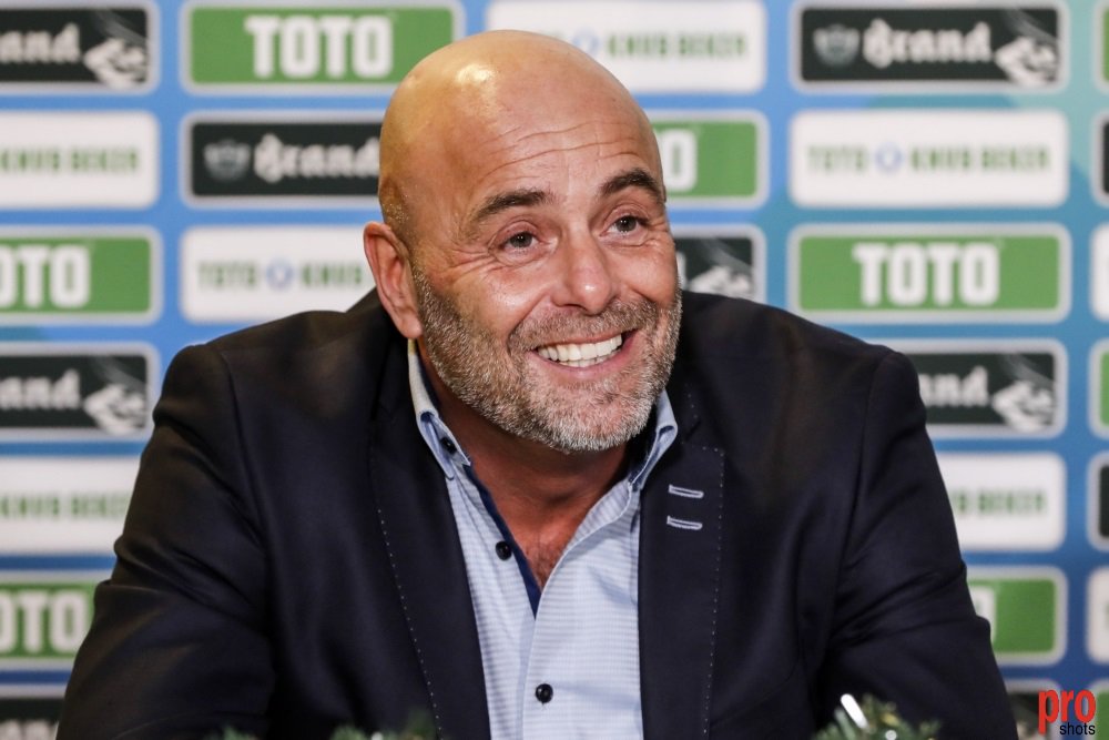 NHSport_'s tweet photo. 💛 | @ODIN59-trainer Richard Plug vol trots na bekeruitschakeling: "Ik heb een paar traantjes gelaten" #odihee #knvbbeker #nhsport https://t.co/qu2ePgtEKK https://t.co/XWRMvJS0Sa