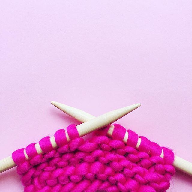 The #1 rule of pulling off last-minute handmade gifts? Think big!! 🎁 Chunky yarn and large needles make projects go FAST. ⚡️ Swing on by our shop for some of this luscious <a href="/woolandthegang/">woolandthegang</a> Crazy Sexy Wool 👆 and you can totally still whip up something … ift.tt/2BsS6rH